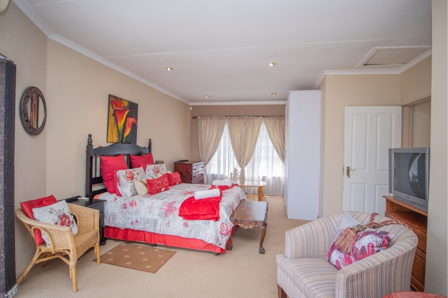 5 Bedroom Property for Sale in Ifafi North West